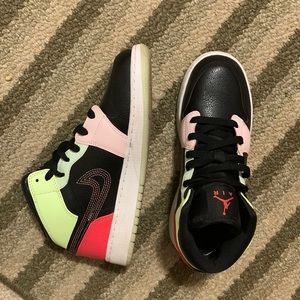 Jordan 1 mid multicolor glow in the dark